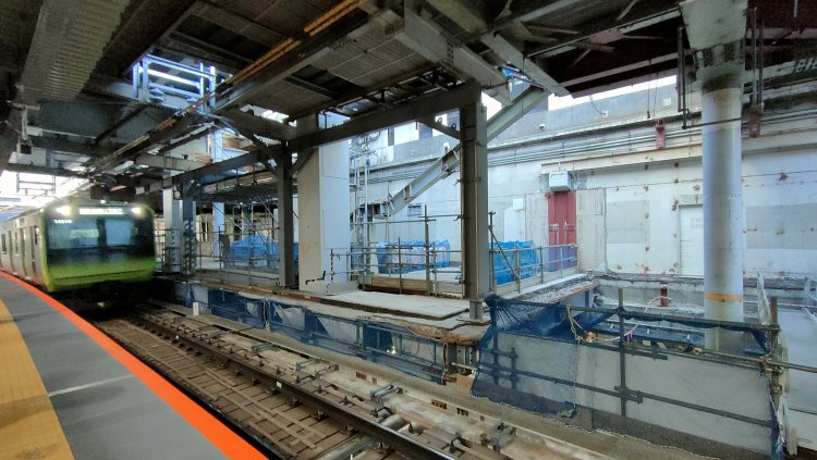 旧外回りホームに残る中央改札口への階段跡。もう側面の骨組みしか残っていない。