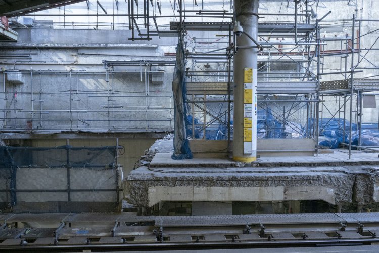 ホームが撤去されているが、残された柱には1年前の記憶が残っている。