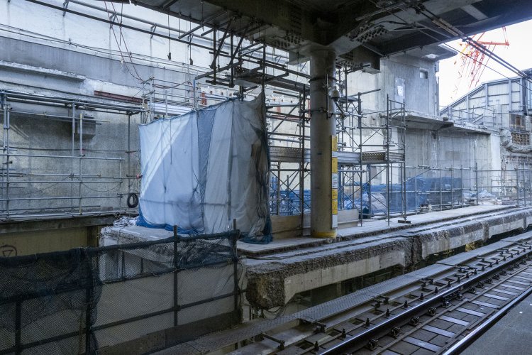 撤去された箇所の真下では作業が行われていた。旧ホームも島式化によって削られている。