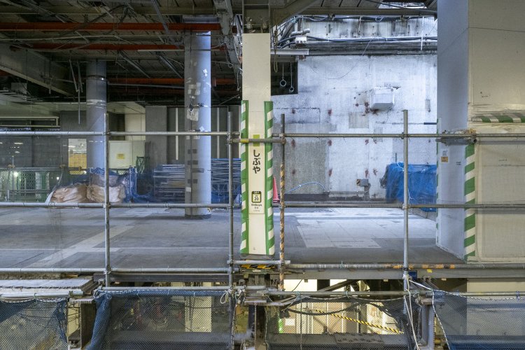 「しぶや」の表記がいまなお残る。こちら側を向いているので、駅名標としての役割はまだ残されていた。