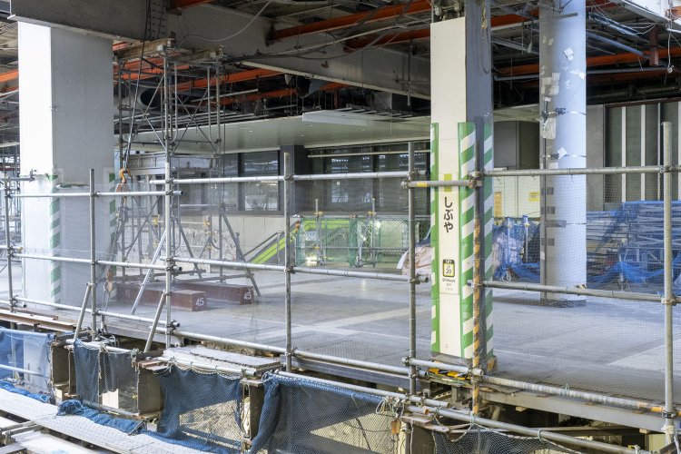 このあたりには右手にキヨスク（Newdays）、写真中心に下りの階段があった。階段の名残りは残っている。