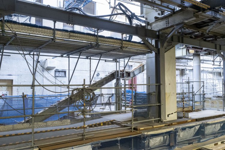 中央改札口への階段の跡。炭鉱跡の遺構でもこのような「階段があった痕跡」を見た。成り立ちは違うけれども、似たような“におい”を感じてしまうのは廃墟好きならではの思考か。