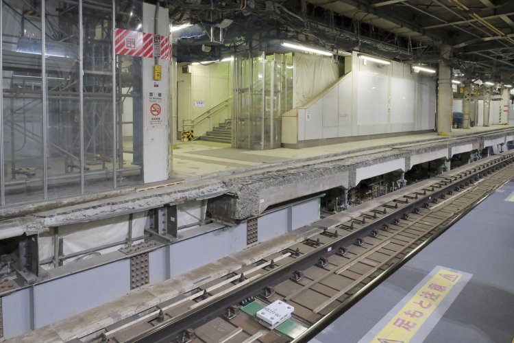 中央改札口への階段があったときの姿。壁面も立派でどっしりとした構えだった。2023年1月9日撮影