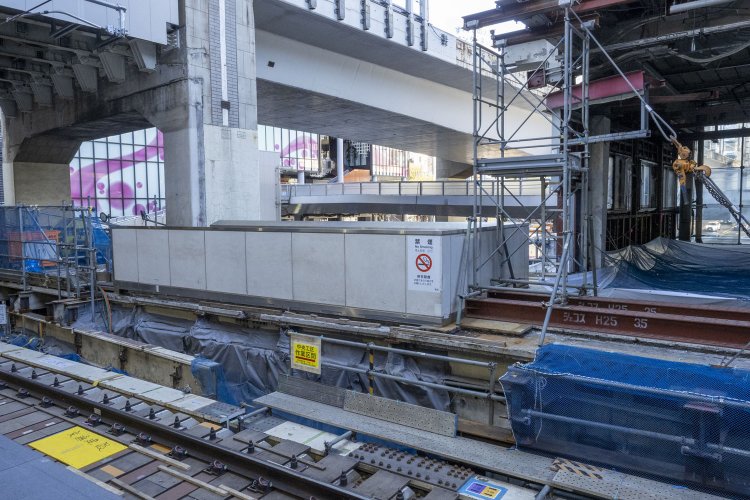 西口へ降りていた階段は青空のもとにあった。奥は首都高速道路である。壁と天井に覆われていたので、首都高とこんなに近いのが新鮮に感じられる。右手は駅務室があった。