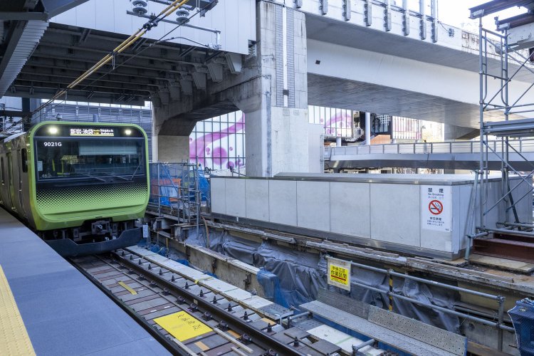 そこを外回り電車がやってくる。青空のホームに停車するような雰囲気すらあるが、もうそちら側にはドアが開かないのだ。