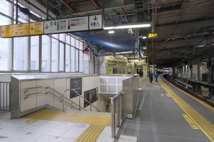 外回りホーム最終期のころの１コマ。一年前なのにもう懐かしい光景だ。左手には採光窓が連続していて明るかった。窓はもう撤去されて久しい。