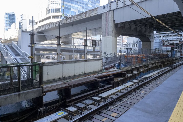 旧外回りホームの恵比寿寄り端部。この端部の直下にゴミステーションがあって、ときどき駅職員がゴミを投げていた。11号車の端部分にあたり、狭い場所であった。