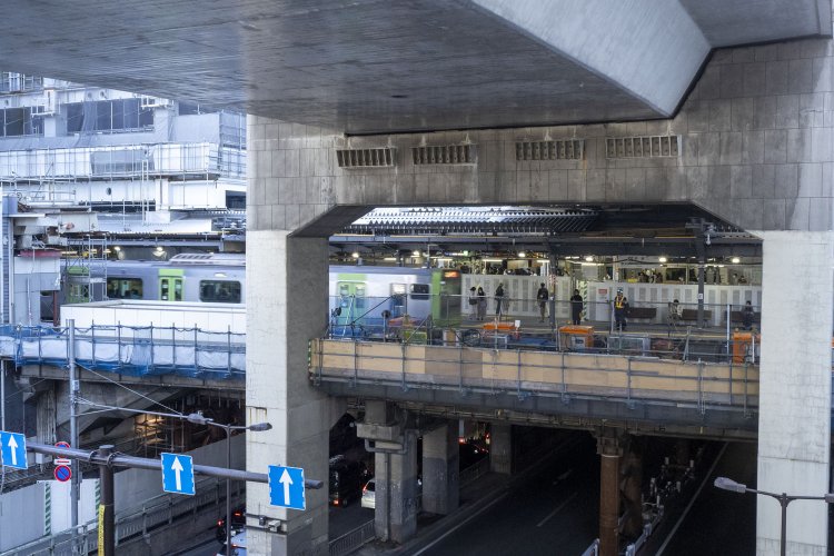 駅を出て首都高下の歩道橋から見る。採光窓の壁面が取り払われ、駅全体があらわになっていた。その姿も一過性のものだろう。やがて足場が出来て建物の一部となると思う。