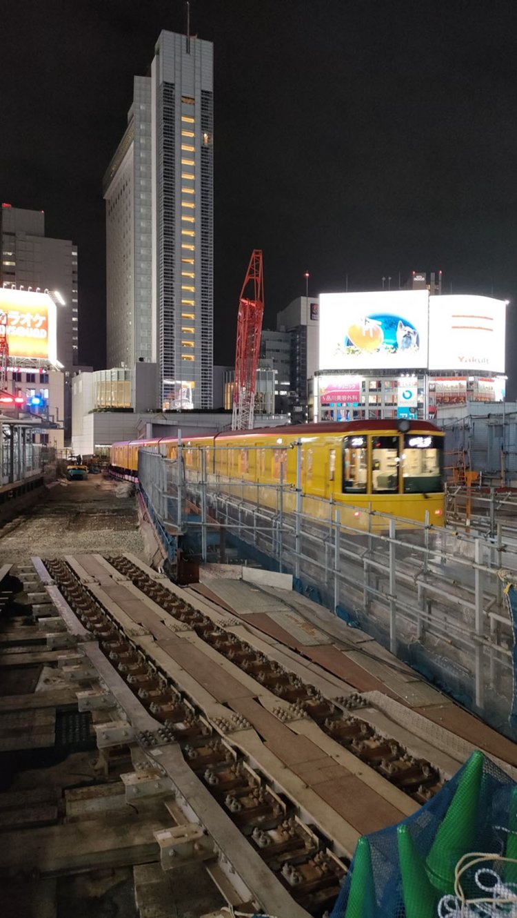 上写真から10か月後に撮影した姿。銀座線の線路位置は北側の仮設線路となり、やがて山手線を跨ぐ青い桁も撤去されていくことだろう。2023年11月9日撮影