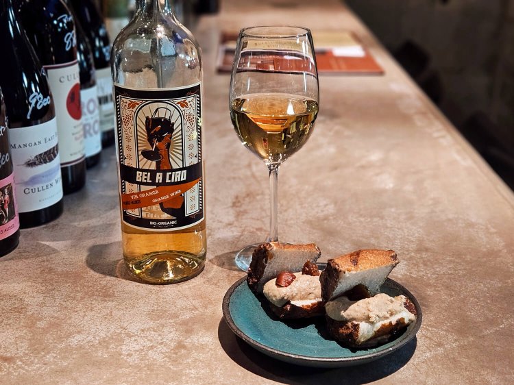 オレンジワイン オリヴィエ グラス1380円、レバパテ麩菓子 580円。