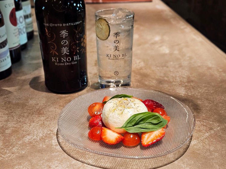 京都 季の美 ジントニック 880円、ブラータチーズのカプレーゼ 1780円。