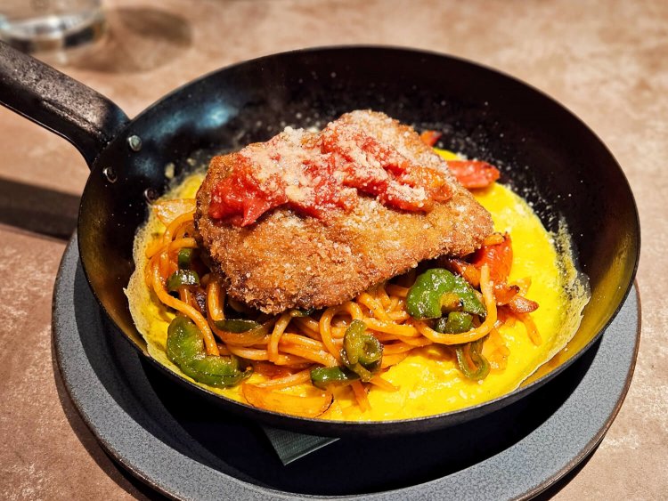 名物！ カツナポ 1580円。