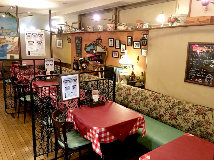1階には懐かしさを感じるテーブル席が並ぶ。