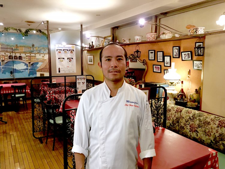 3代目店主の大嶌正悟さん。ワインソムリエだけでなく、オリーブオイルソムリエやチーズプロフェッショナルの資格も持つ。