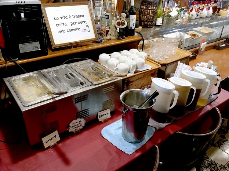 ランチメニュー用ドリンクバー。コーンスープやミネストローネも自由にいただけるのはうれしい。