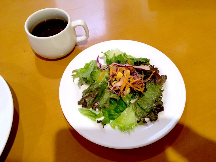 シャキシャキ食感のサニーレタスとにんじん、コーンのミニサラダ。