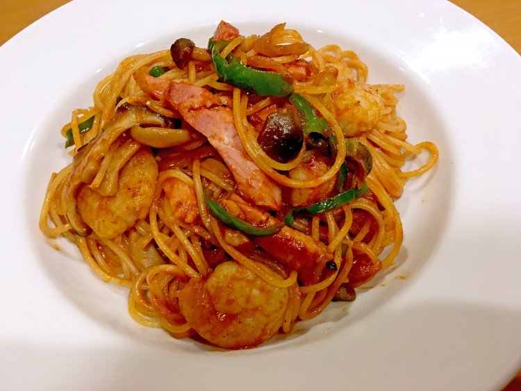 具材は大きめ。細切りピーマンの緑がアクセントになっている。