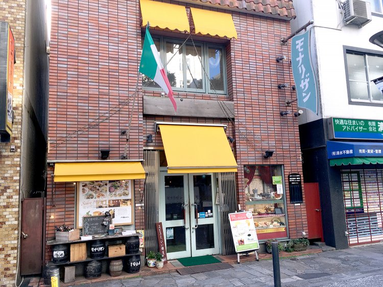 川崎市役所第3号庁舎の裏のたちばな通り沿い。イタリア国旗が目印だ。
