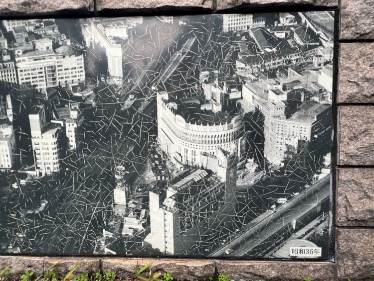 数寄屋橋の付近道路沿いには、昔の有楽町の写真がプレートにして飾られていた。