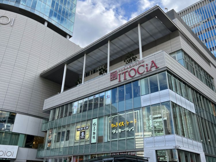 東京宝塚劇場には平成12年(2000年)に建て替えられ、現在は劇場や映画館などからなる複合ビルになっている。