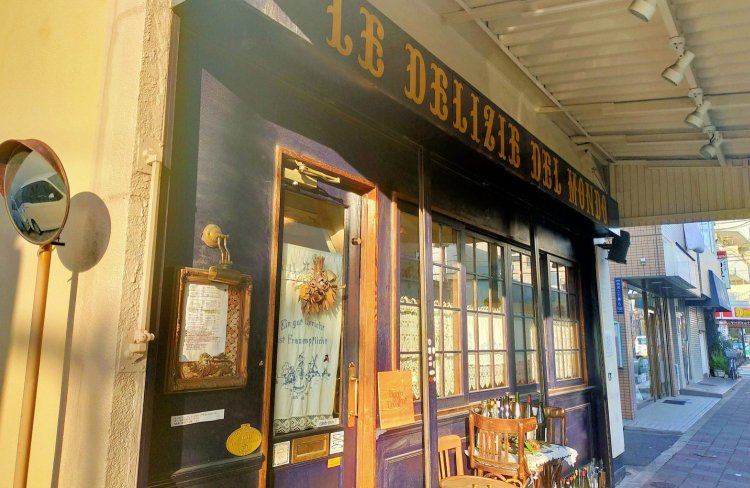 お店の外観。スワッグや店の前に置かれたワインボトルにもこだわりが垣間見える。