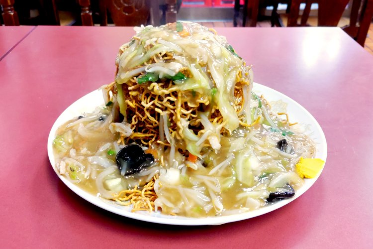 大きなお皿からあふれそうなタワー硬焼きそば1180円。