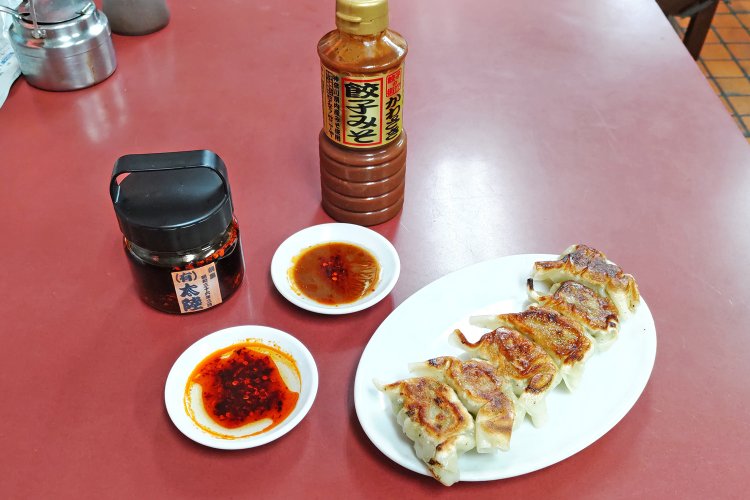 ひと口かじれば豚肉の旨味と野菜の甘みがあふれ出す焼き餃子580円。