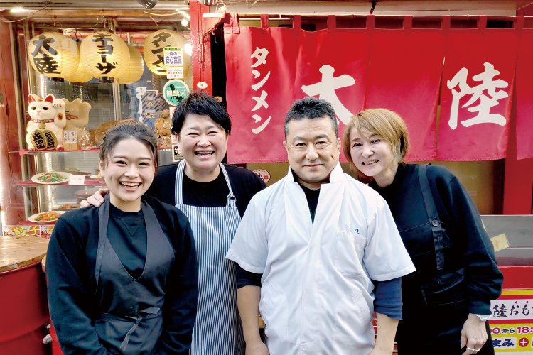 笑顔で撮影に応じてくれた、中西さん親子（左から娘の萌恵さん、一恵さん、孝幸さん）と従業員の栗原利香さん。