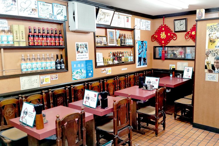 掃除が隅々まで行き届いた、レトロな店内。座席は2～6人掛けのテーブル席のみ。