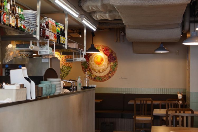 壁の絵は、ここでバイトをしている美大生が描いてくれたのだそう。