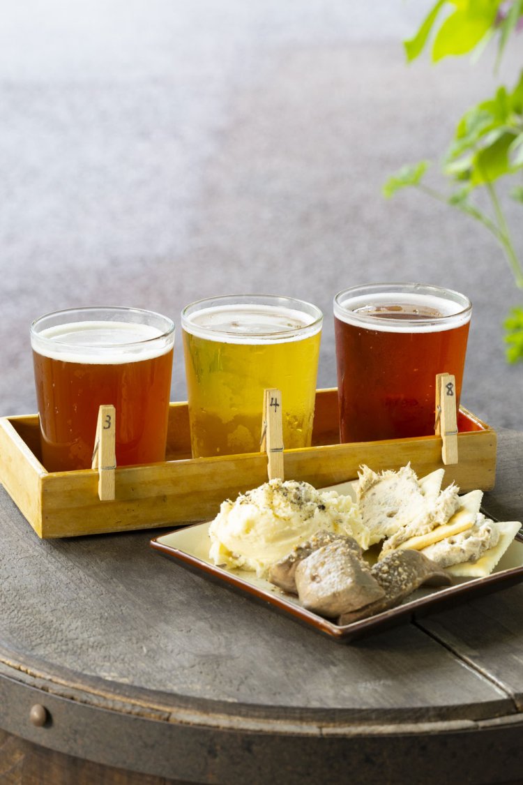 飲み比べ3種セット（各200㎖）1550円とおつまみ3点盛り650円。