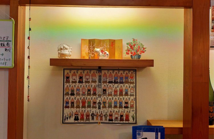 うさぎの置物と相撲取りの絵。店内には相撲にちなんだ絵や番付表が飾られている。