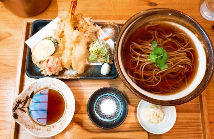 旬野菜の天せいろ（温）2000円。天ぷらはサクサク。