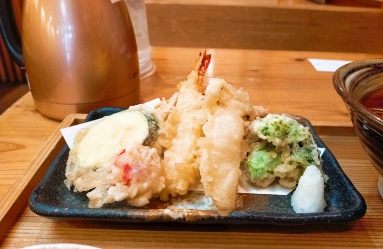 旬野菜の天ぷらは、季節により変わる国産素材。今回はブロッコリー、プチトマト、ズッキーニ、エリンギ、海老天、ごぼうと人参のかき揚げ。