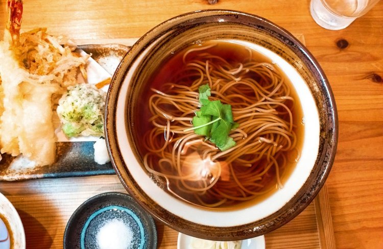 かけそば。シンプルだが透き通ったつゆの茶色に思わずほう……とため息が漏れる。