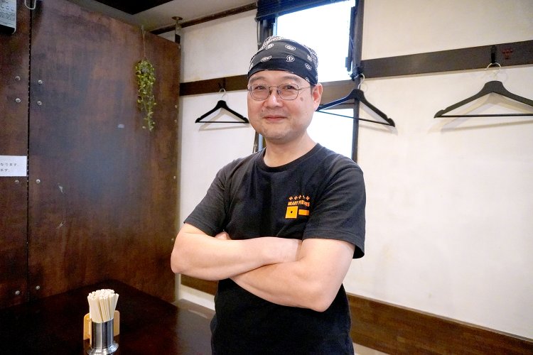 店主の岡部隆宏さん。ラーメン屋を始める前は、1日に最高6杯もラーメンを食べていたとか。
