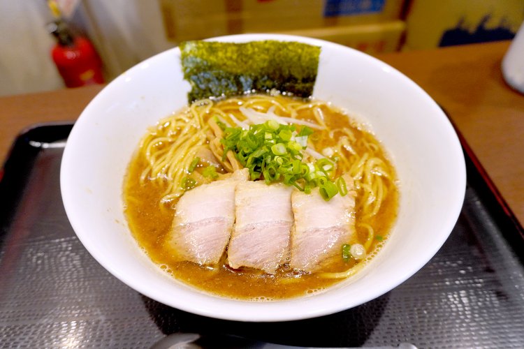 中華そば900円。トッピングはチャーシュー、メンマ、のり、モヤシ、ネギ。