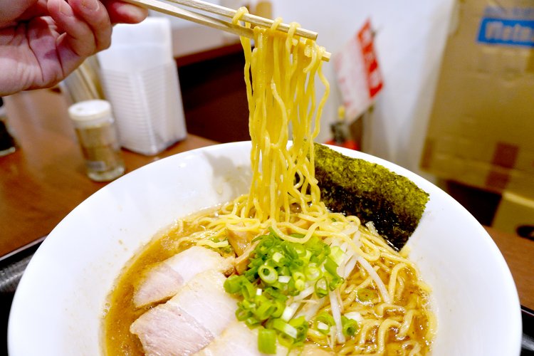 麺はスープがよくからむ中細ちぢれ麺。