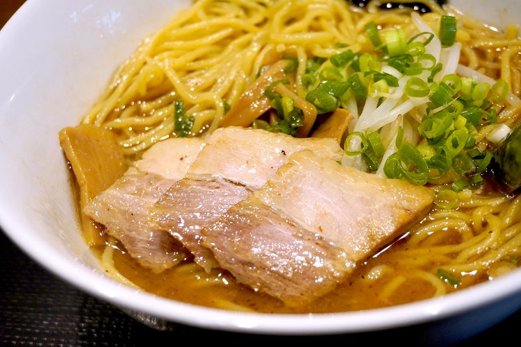 チャーシューは3枚入り。しっかりめの味つけで、スープ同様、白飯にピッタリ。