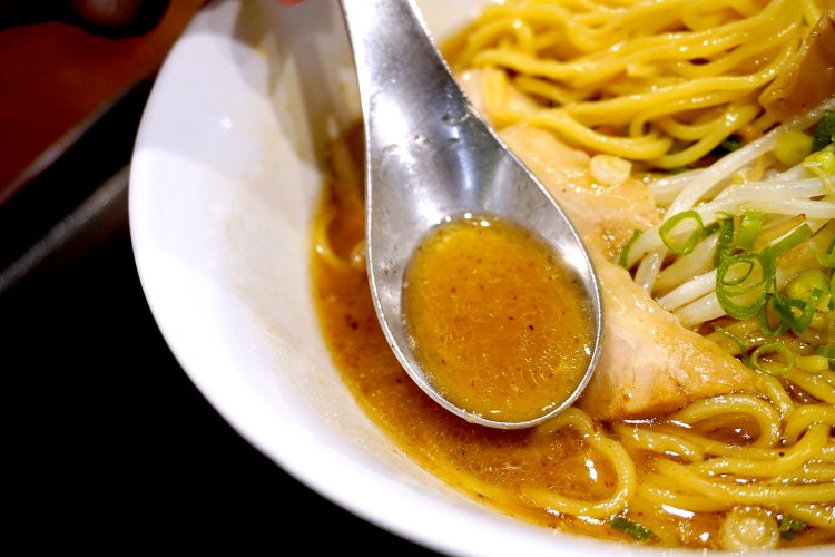 鰹出汁×豚骨の濃厚しょう油スープはうなるほど絶品！