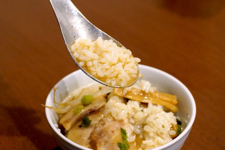 半ライス100円にラーメンのトッピングを乗せてミニ丼に。スープがとろっとしているので、鍋の後の雑炊のように美味。