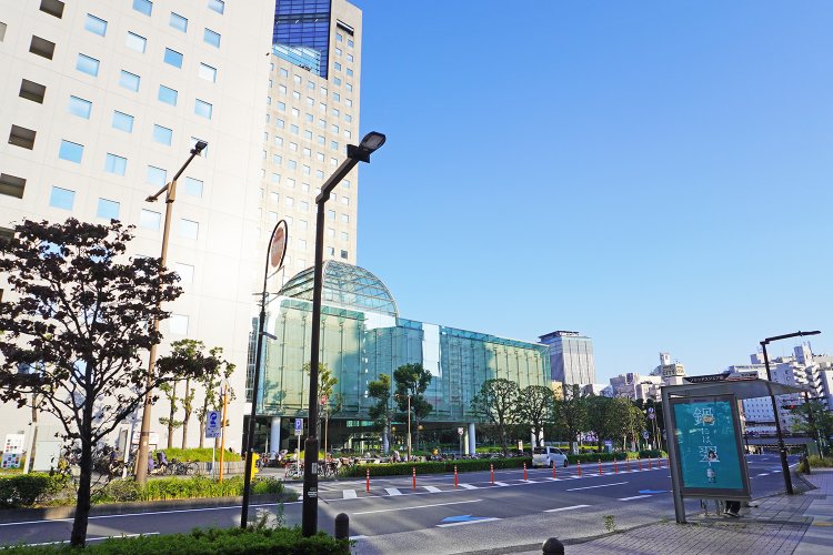 店の向かいにはオフィスビル・ソリッドスクエアがそびえ立つ。