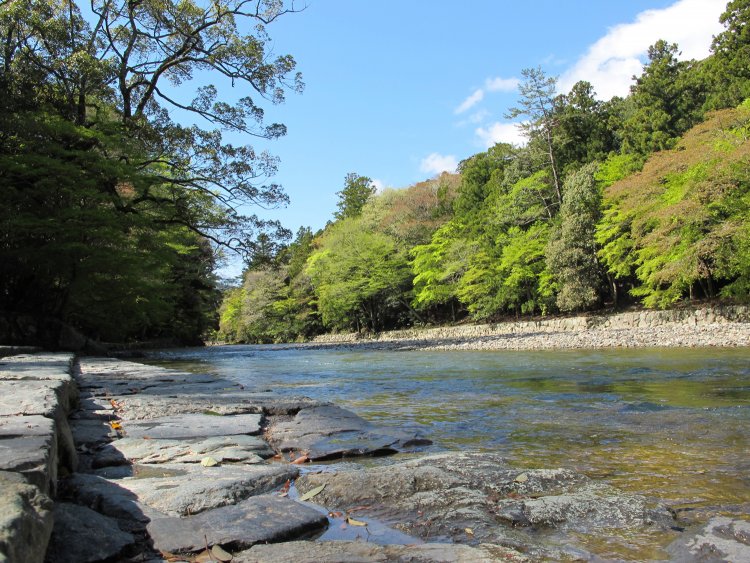 内宮参道の途中にある御手洗場。五十鈴川で清めてから参拝する。（提供：神宮司庁）