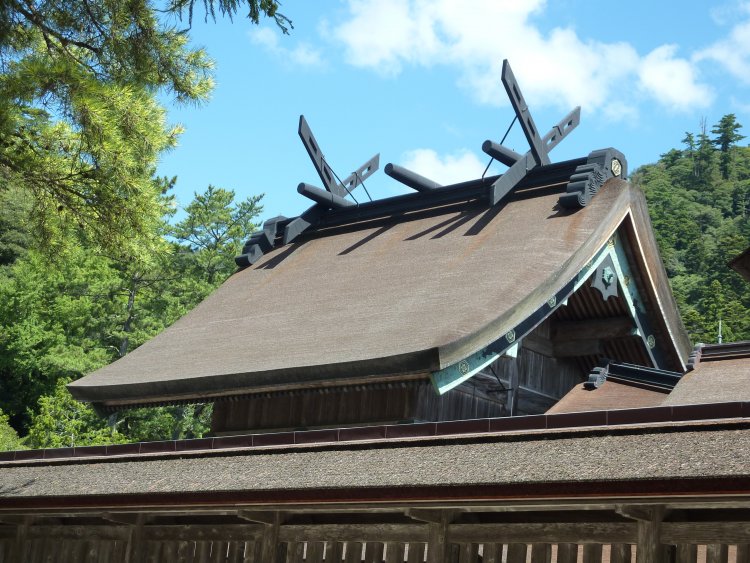 国宝の御本殿は、神社建築では類を見ない大きさや迫力に圧倒される。（提供：出雲大社）