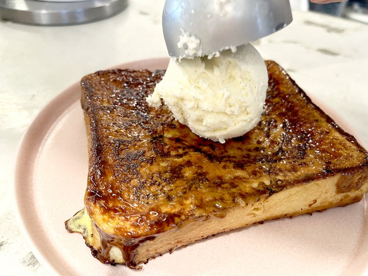 アツアツのフレンチトーストにひえひえのバニラアイスをON！