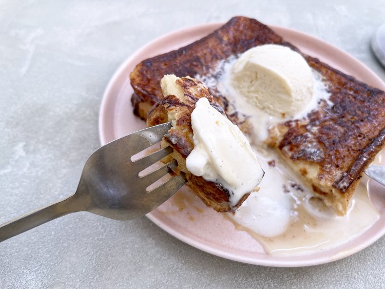 香り高いバニラビーンズ入りのアイスと、外はパリッと中はふんわりのフレンチトーストが合う〜。