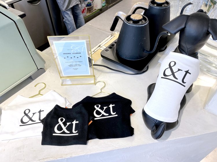 店頭でオリジナルドックウェア7590円（サイズXS、S、Mあり）も販売中。