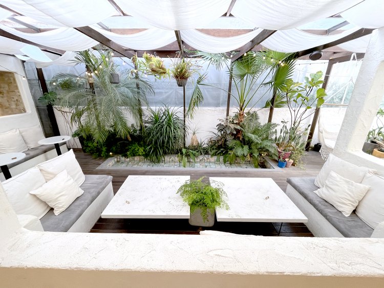 一番大きなボックス席は3名以上で利用可能。6～8人でもゆったり座れる。