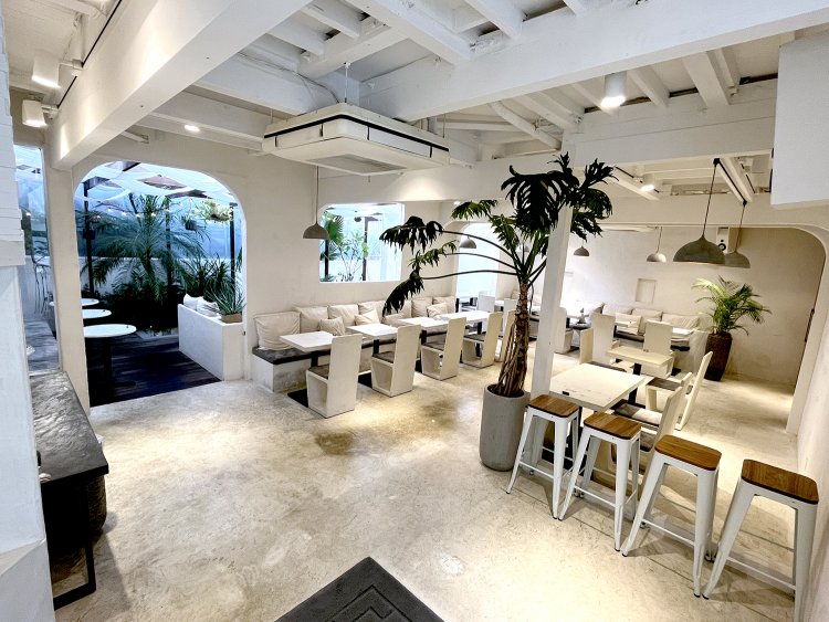 天井が高く、ゆったりした空間でくつろげる。