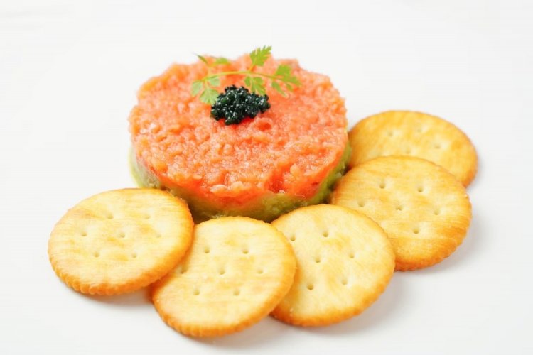 白ワインと合わせて味わいたい、スモークサーモンとアボカドのタルタル キャビア添え1078円。（写真＝店舗提供）